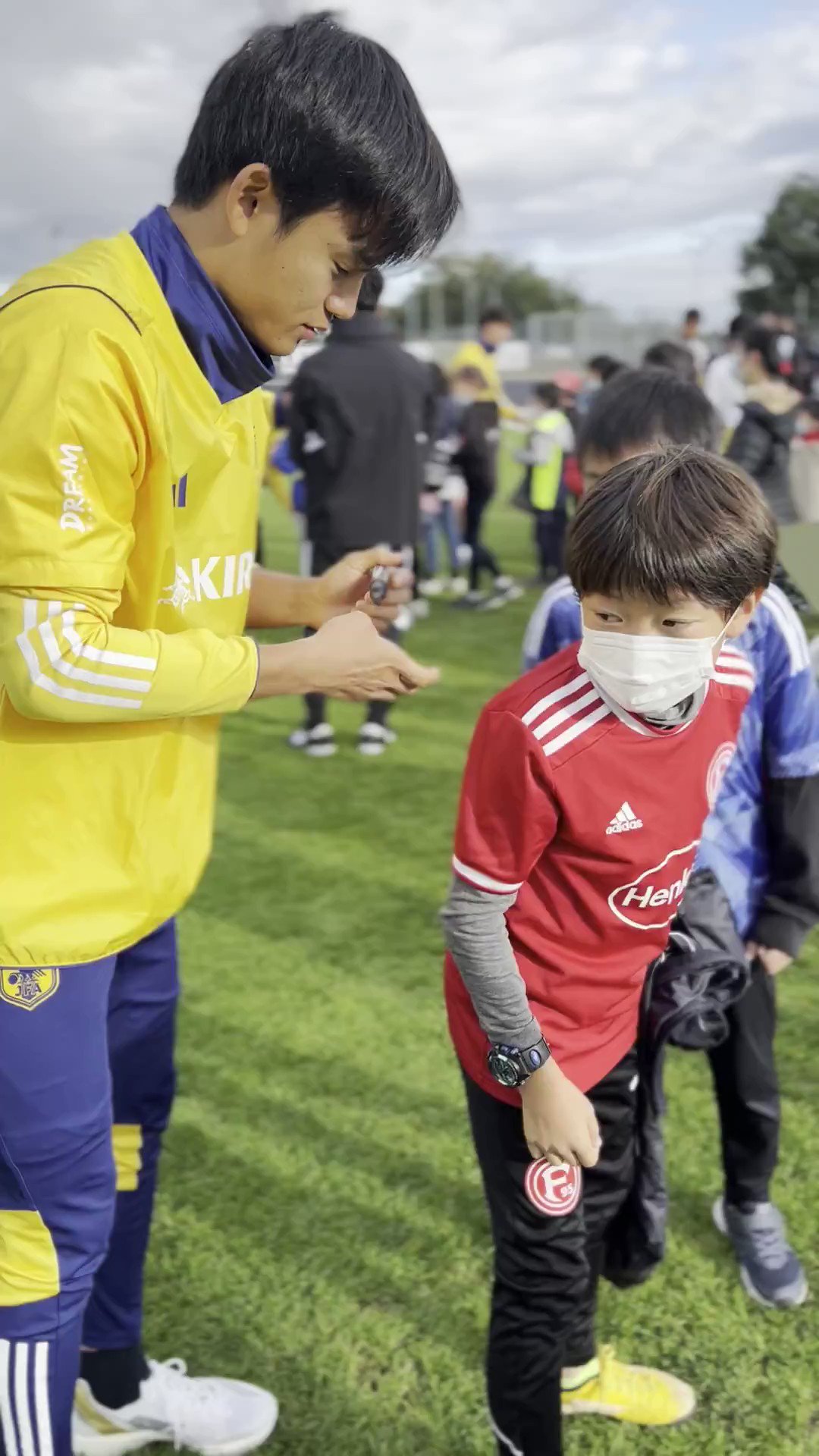 サッカー日本代表 11 17 木 Vs 11 23 水 Vs ドイツに住んでいる子どもたちとの 青空サイン会 Samuraiblue の選手たちも子どもたちから元気をたくさんもらいました また遠い地でも つながる 仲間がいることを体感でき