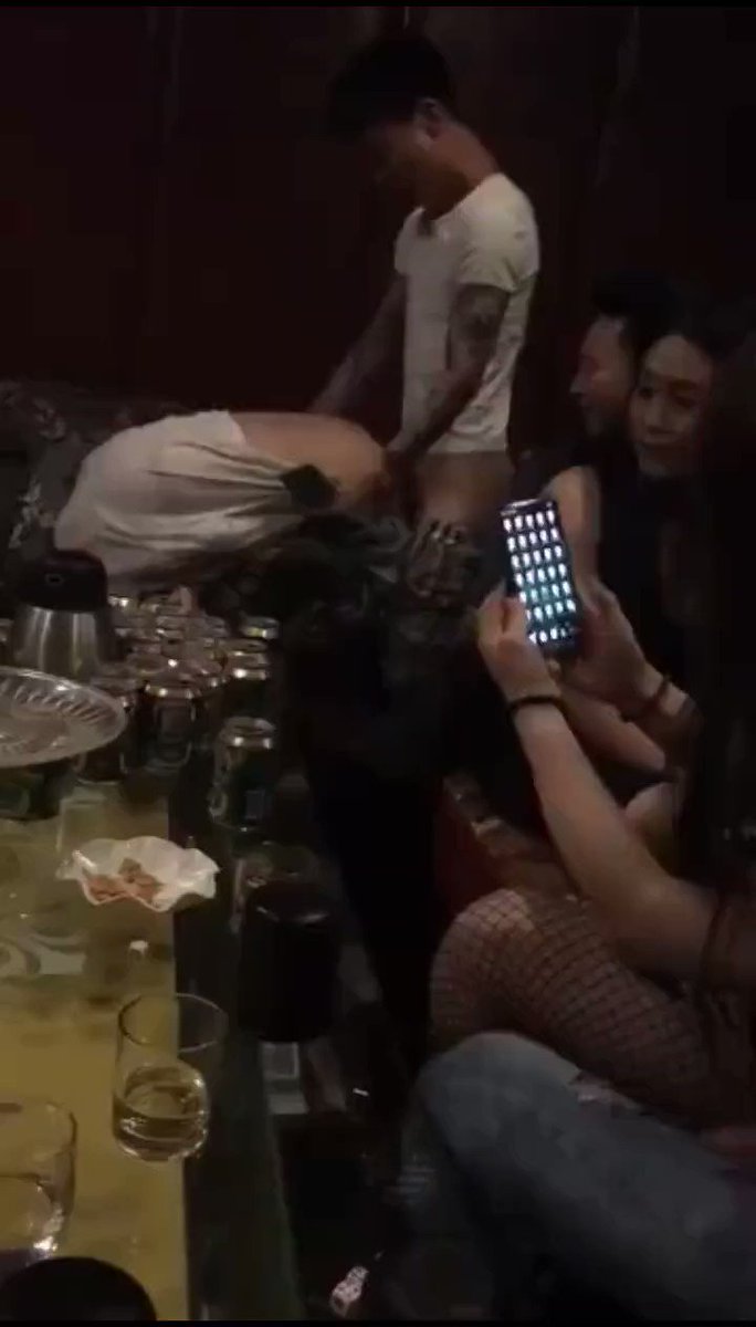 强力推荐很火的ktv醉酒事件，女孩... - Twitterの動画をダウンロード