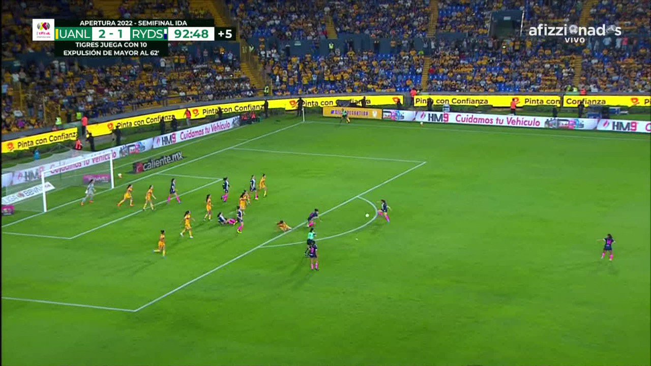 📹#NoTeLoPierdas   

¡¡¡ATAJADA!!! 🧤

En los últimos minutos del partido, apareció Ceci Santiago con su 🚧seguridad para sacar este balón.

#VamosPorEllas👊🏼”