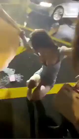 最近很火的k醉酒事件,女孩被灌醉 屁眼被操到外翻 被同学轮流操完仍大厅不管了被发现时屁眼一直在流精液 32分钟
(见评论区或视频中链接下载)