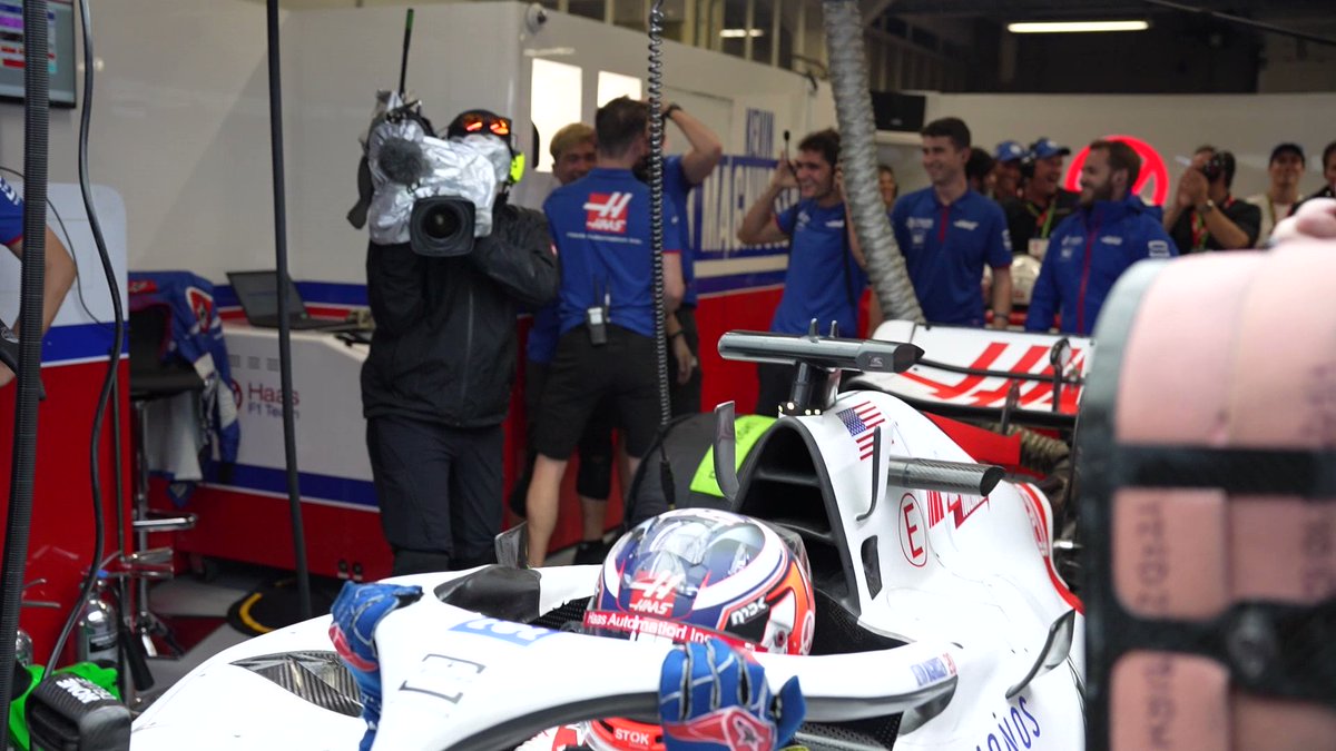 去年まで最下位だったチームを一生懸命支え続けたチームやピットクルーの気持ちを考えると、ポールポジション取った時の気持ちってこんなふうに爆発しちゃうんだろうな
ジーンと来ちゃった 