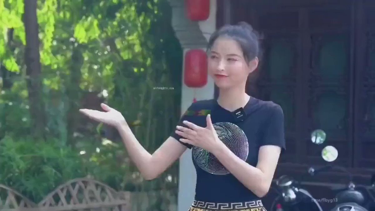 美女户外跳蛋挑战,专门请男闺蜜来远程遥控,几次高潮过后浑身酥软无力。38分钟,全程高潮不断,就服这个美女!!! (从左下方观看)