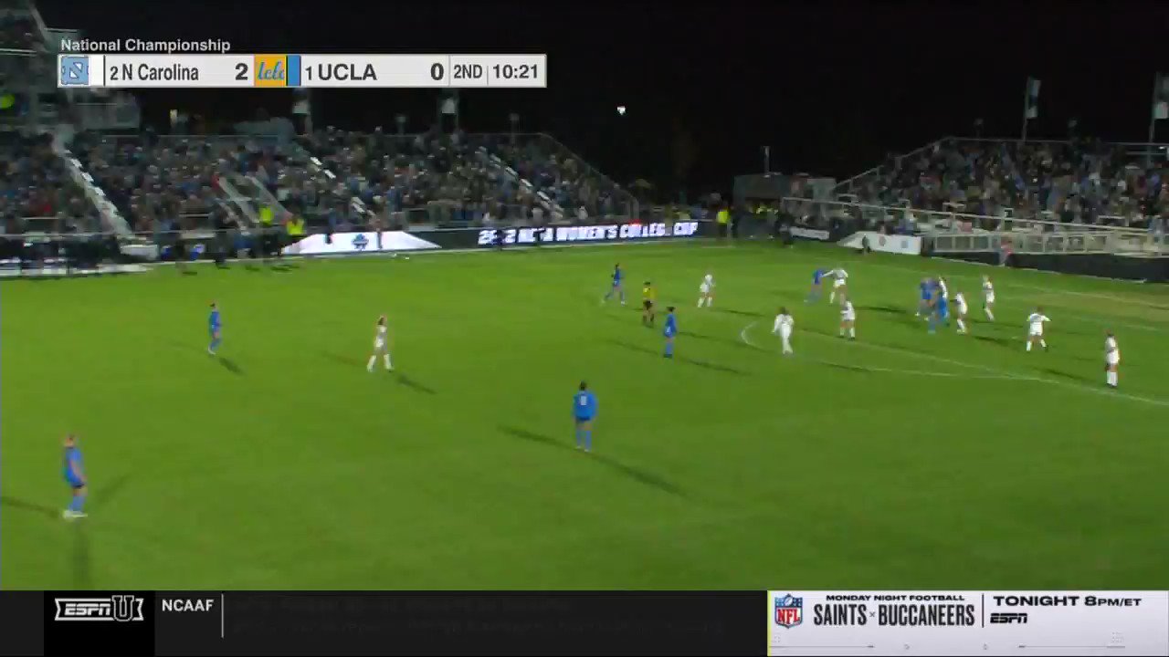 Bruins never give up on a play or in a game. Lexi Wright scores on the rebound of the Sunshine Fontes saved shot to cut the lead to 2-1 in the 80th minute!

📺: @ESPNU
📲:  | #WCollegeCup”
