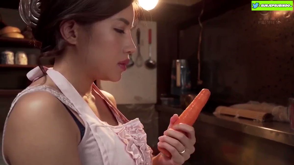 Lagi masak malah sange ewe aja memeknya pake wortel