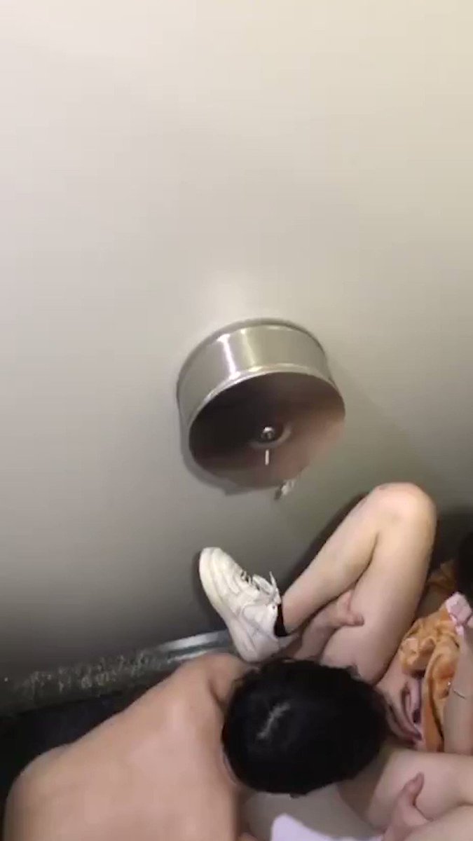 学生情侣厕所偷情做爱!互舔!先舔逼再舔肉棒!大家互相服务好!被同学偷拍下来!
高清左下方观看
#偷拍 #厕所偷拍