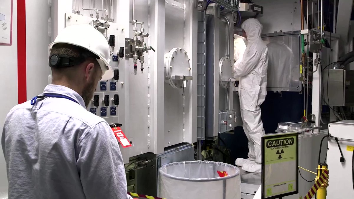 молодые ученые наука. наука и технологии. робоквантум тула. Da vinci kids ведущая в зеленой майке. школьный кванториум.