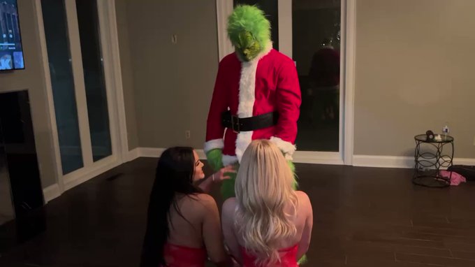 Can someone tell me why the grinchs  dick wasn’t green ? ?? https://t.co/qX7iBKMeLG