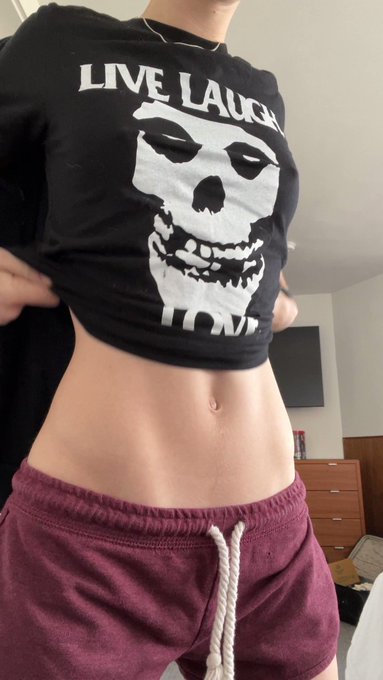good morning look at my cool shirt https://t.co/wMd1hlcfx6