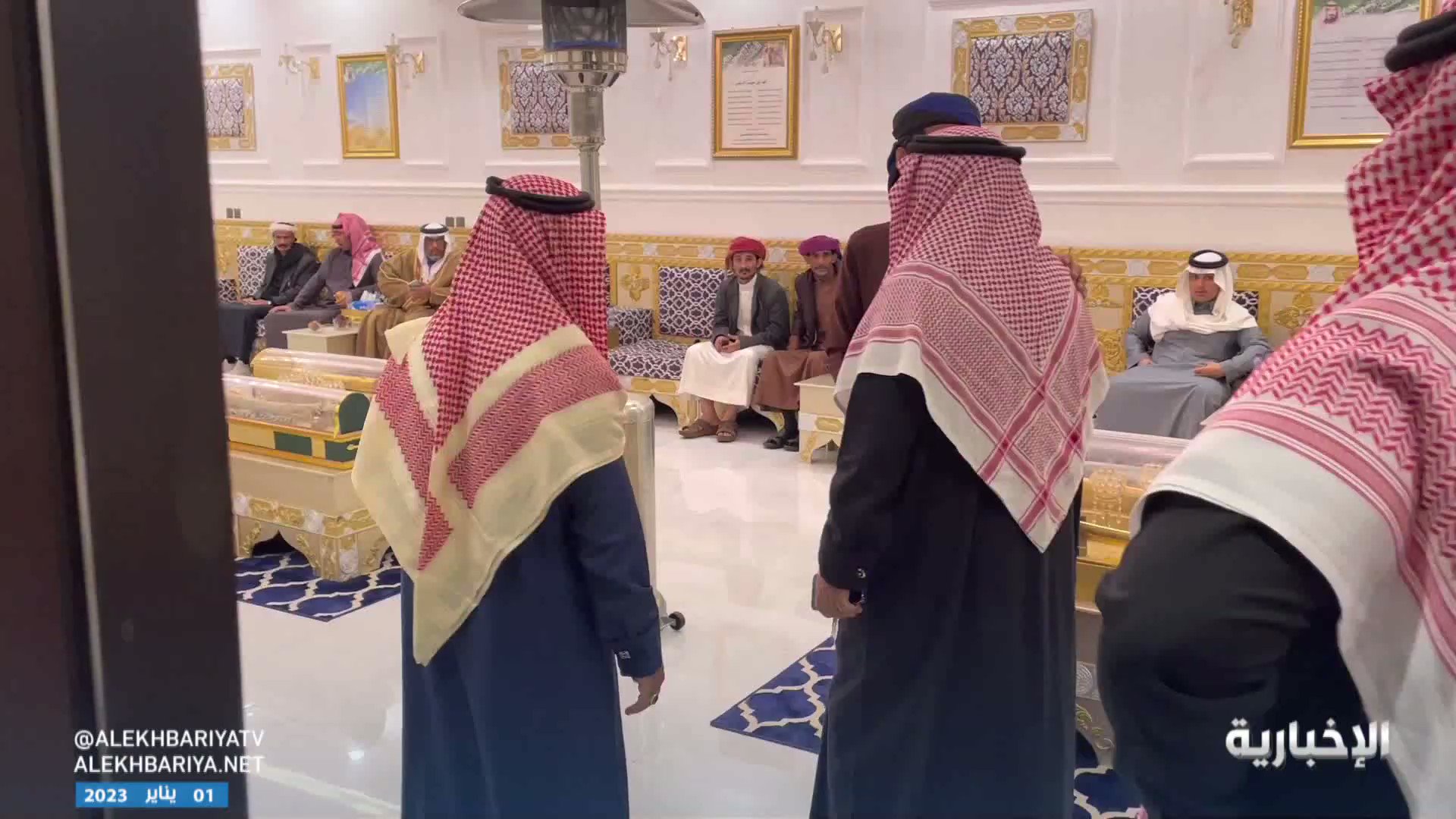 فيديو | "الشمري" يفتح منزله لسائقه اليمني بعد وفاة أبيه لإقامة العزاء