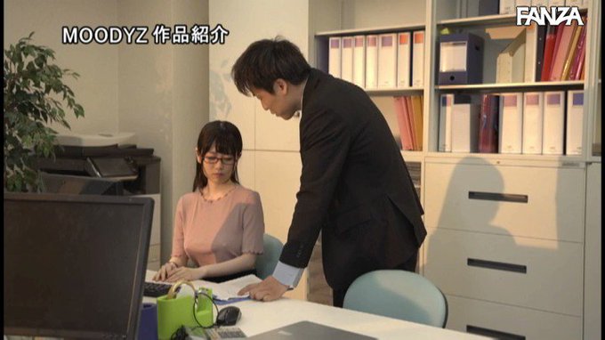 会社のすみっコにいる窓際社員が実は社内露出痴女だった…。 水卜さくら https://t.co/FN9MbmtOaj