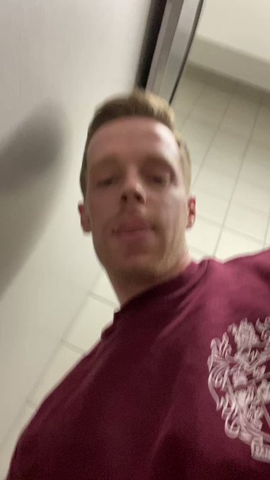 Do airports make everyone horny? Or just me https://t.co/4P9QJ280cL