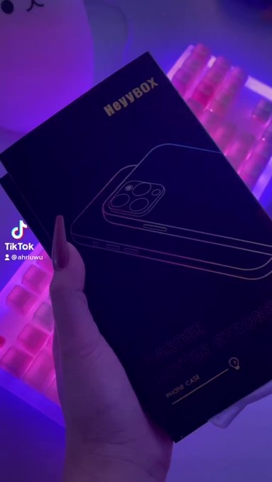 finally living my weeb gamer life with my new LED anime phone case from @heyybox ? this is one of the