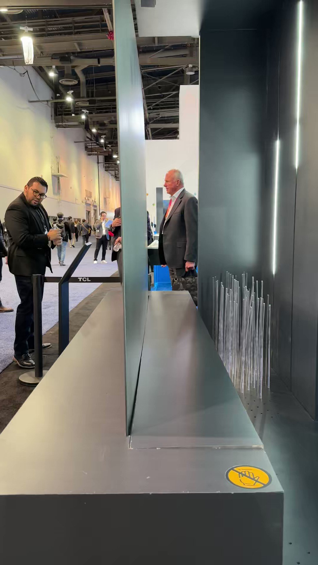 Ian Zelbo on Twitter "This is an 8K TV… https//t.co/lDdDQ8XCgG" / Twitter