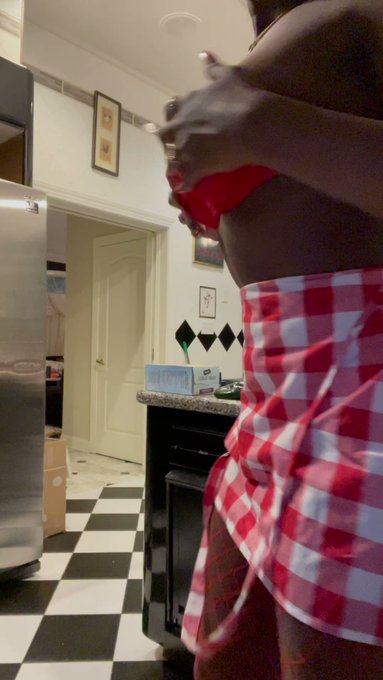 Tall. Darkskin. Some bigass tits. 😮‍💨 https://t.co/4SHJswQ14S