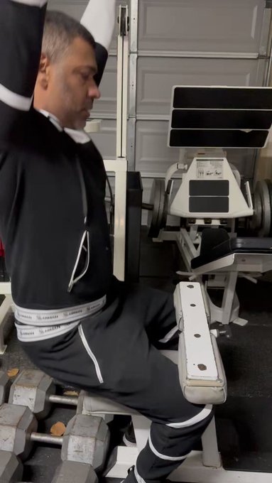 Back workout in #Sarmanfashion joggers and hoodie tracksuit #LayerUp #BackWorkout #tuesdaymotivations
