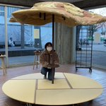 藝大の卒展で凄い勢いで回るこたつを発見。芸術は奥深い…