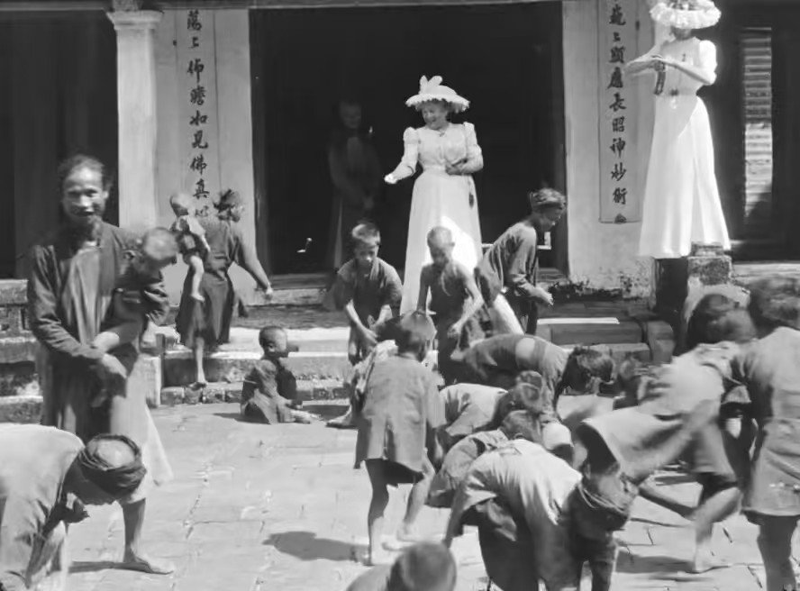 Historic Vids on Twitter "The wife of former French President Paul Doumer and her daughter