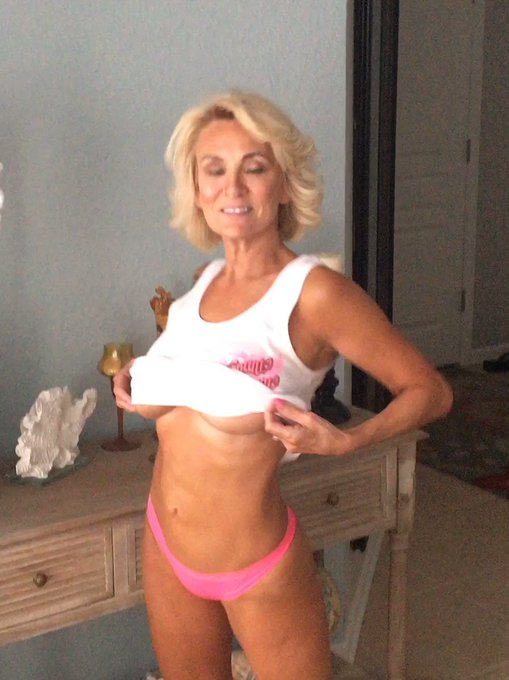 Under boob? ??? https://t.co/Hkv3E1FJwN https://t.co/ySQxHBqkgM
