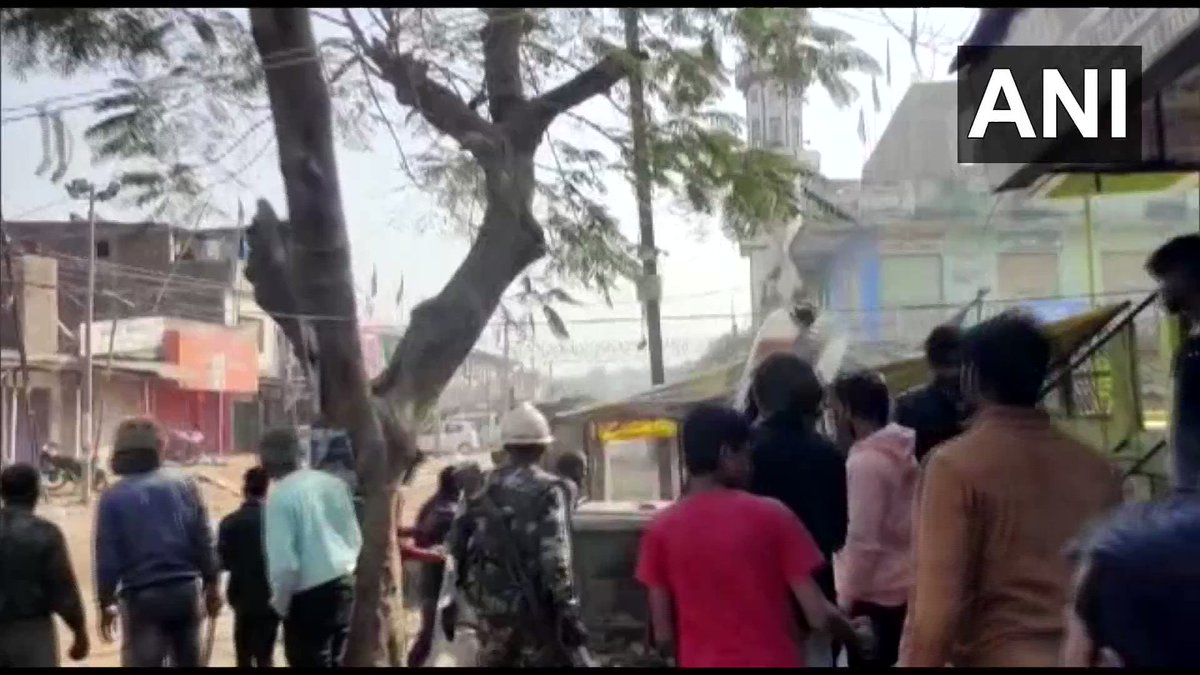#WATCH | A clash erupted b/w two groups over the installation of ‘Toran gate’ (e… #WATCH | A clash erupted b/w two groups over the installation of ‘Toran gate’ (e…