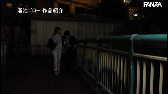 女上司の家にシャワーを借りに行ったらボクの巨根がバレて旦那が起きてくるまで抜かれ続けた一夜 新村あかり https://t.co/r4FMK9dahD