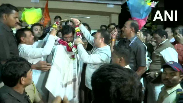 #WATCH | Maharashtra CM Eknath Shinde’s supporters felicitate him at his officia…