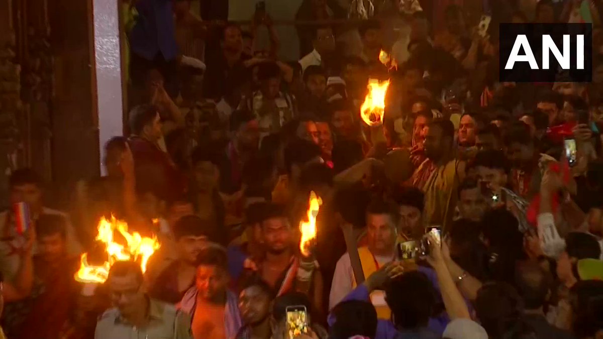 #WATCH | Odisha: ‘Mahadeepa’ was lifted atop the Lingaraj Temple in Bhubaneswar,… #WATCH | Odisha: ‘Mahadeepa’ was lifted atop the Lingaraj Temple in Bhubaneswar,…