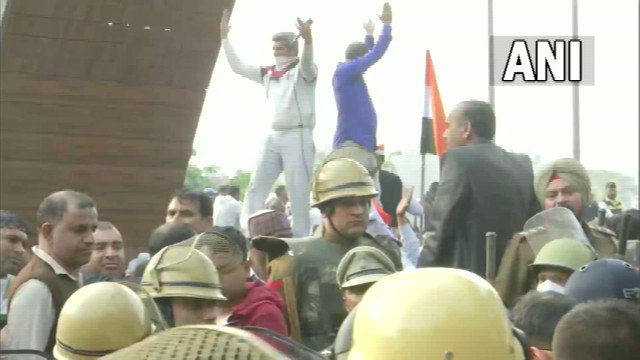 #WATCH | Government employees protest near Haryana CM’s residence in Panchkula d… #WATCH | Government employees protest near Haryana CM’s residence in Panchkula d…