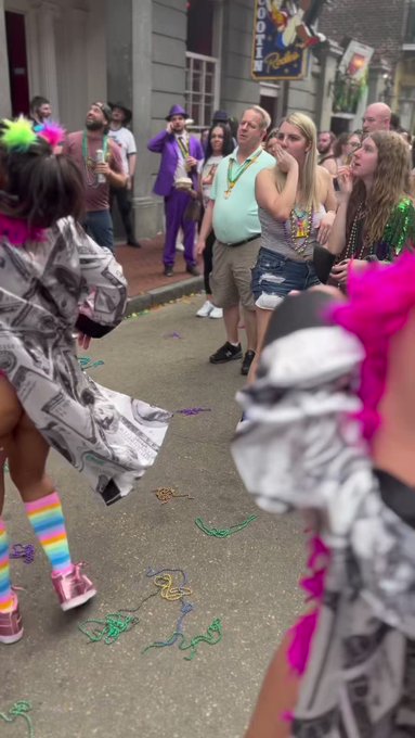 This is how I got the biggest beads on Bourbon St!!!😈📿 https://t.co/ty4H2Qpjc3