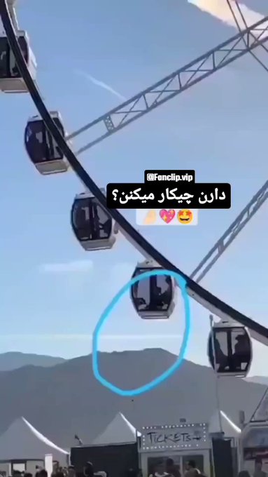 Las Vegas High roller gets stuck in the air so a California couple find an interesting way to pass time😂