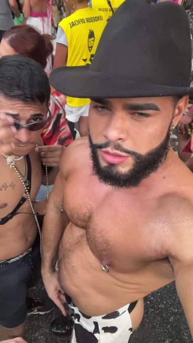 Cawboy Rico? dando leite no #carnaval #sp para seus bezerros https://t.co/knH2snZDCm