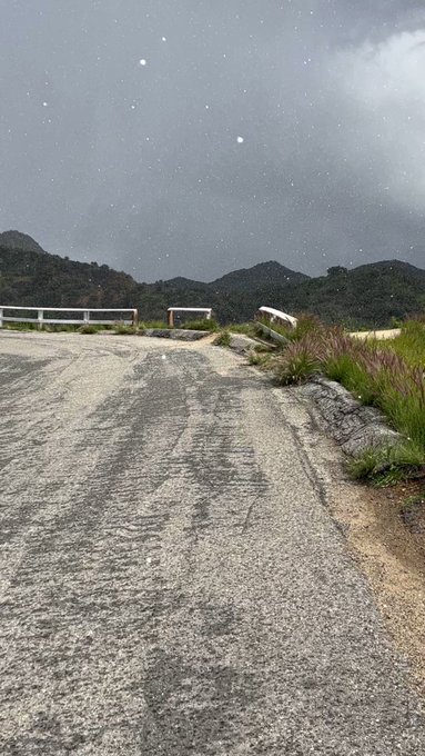 Snowfall at the Hollywood Sign for the second time in history today, just 6 days after the first time