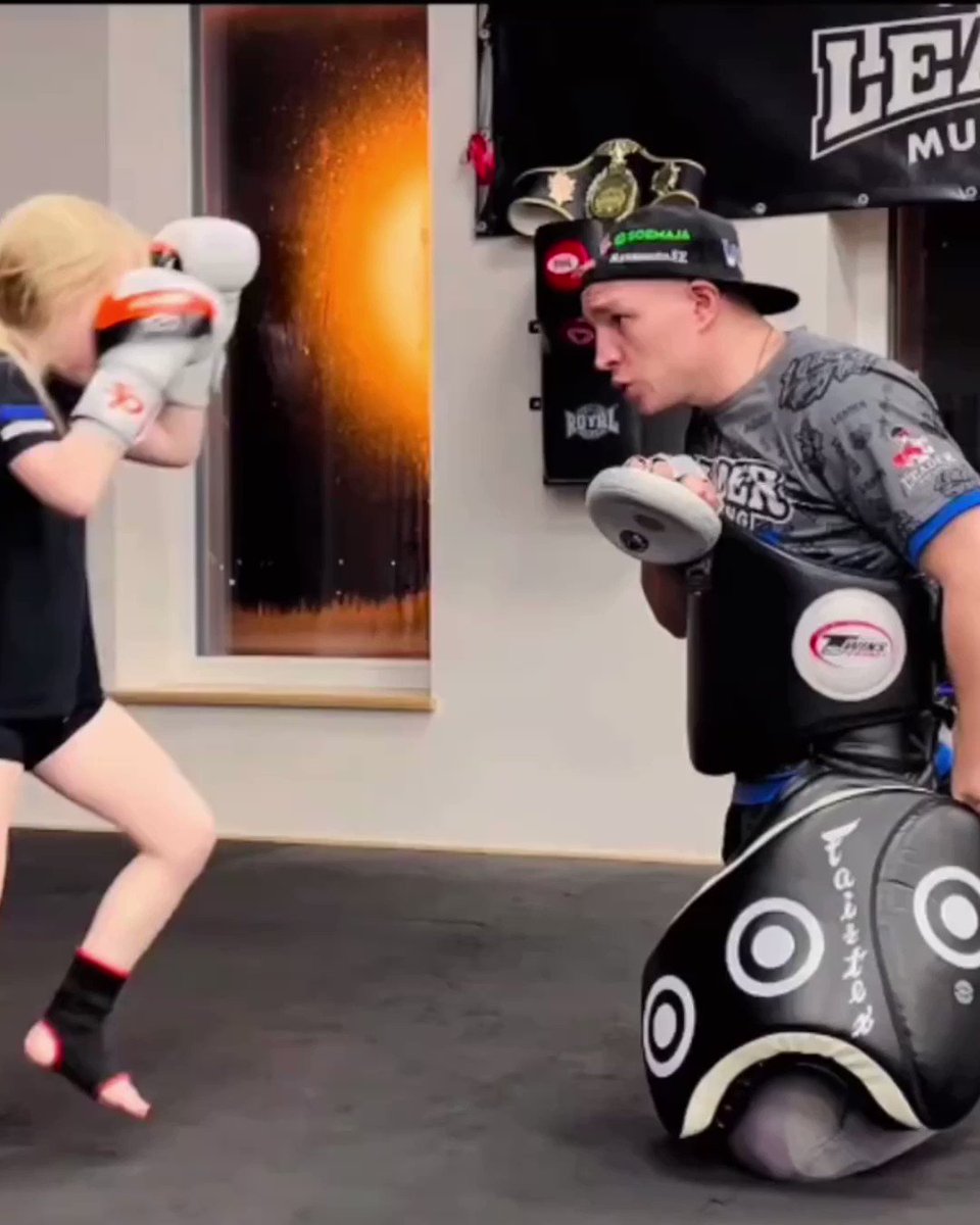 ほんと^_^
前足トントンが
カツコ可愛い😍 