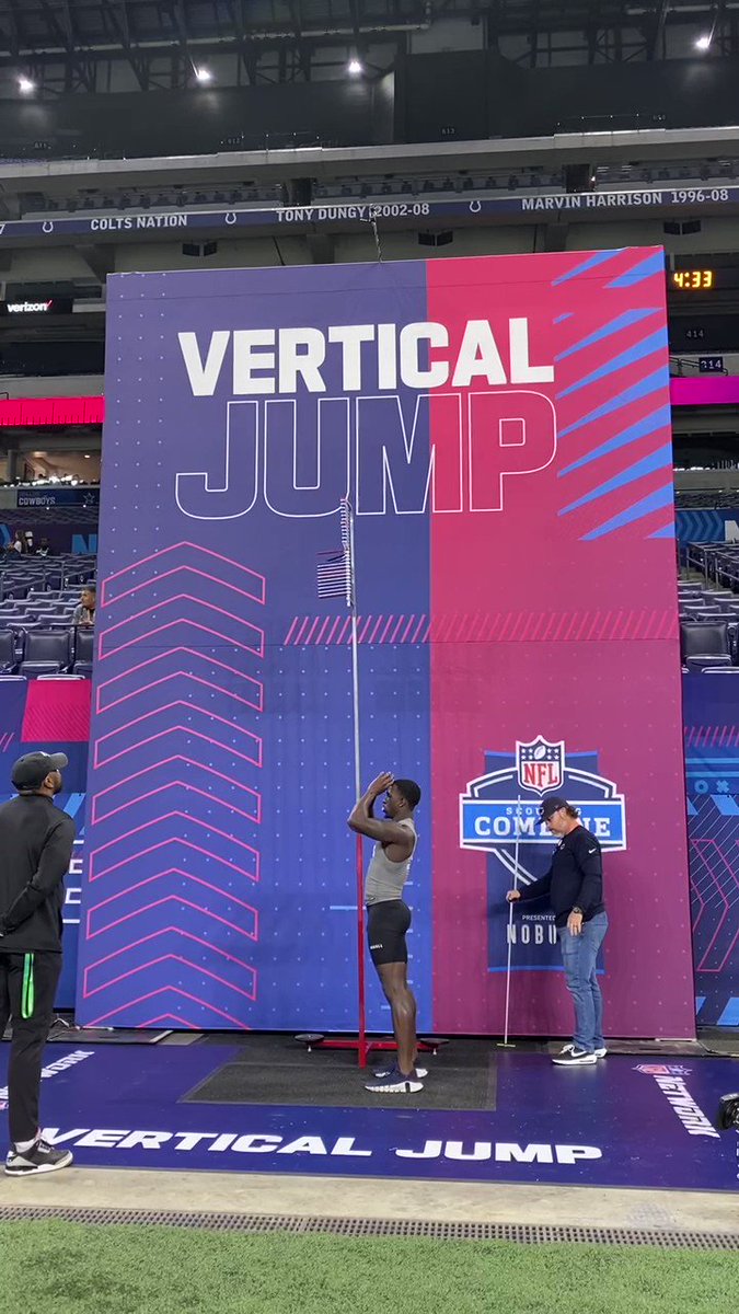 NFL on Twitter "Jumping out of the stadium. 🐇 IlliniFootball DB