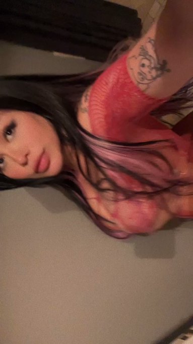 Like the dark hair ? Idk anymore ??‍♀️ https://t.co/W1ZYtt27Qs