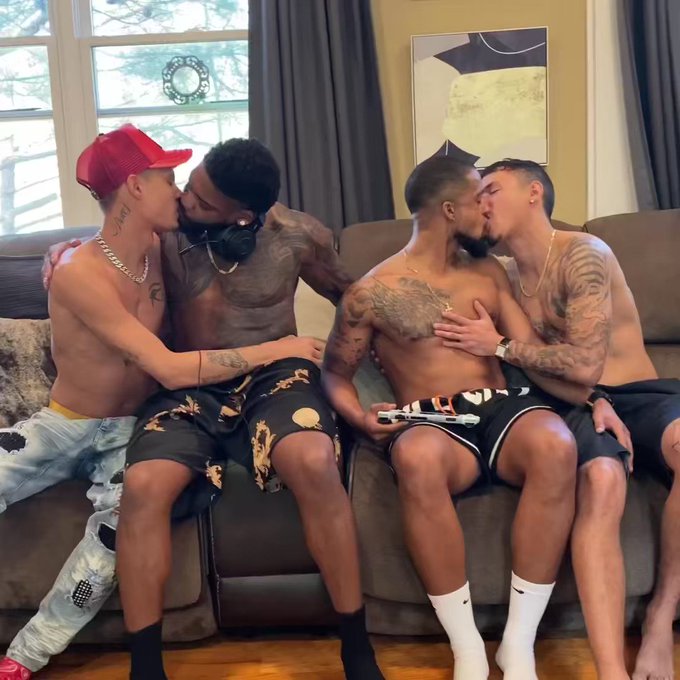 Game Night 😈😈😈 Click link https://t.co/ixHhhnxzrY  https://t.co/dZc2NzRv3O