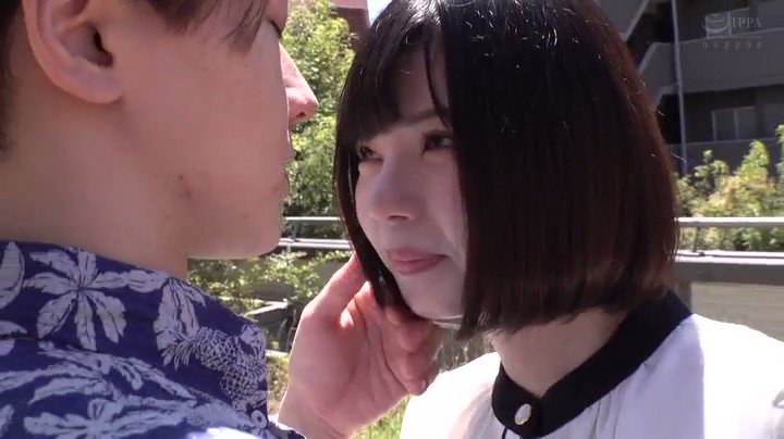 めちゃくちゃ可愛い女子が、人に見られそうなマンションの屋上でベロチュー島くる映像です。 そのあとは、ベロチューを超えてオマンチューされちゃいます。 正直、羨ましいです