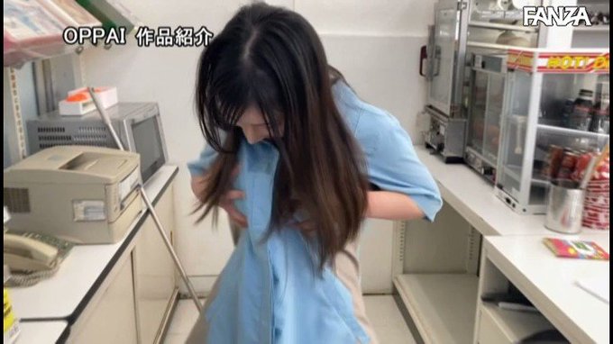 コンビニで働く巨乳に憑依！ハイテンションで爆走バイトテロしてヤった（笑） 楪カレン https://t.co/5hII54Aa4m