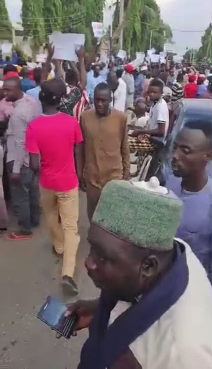 Ọsahẹnọma on Twitter "RT redcap_blondie WATCH; Protesters Storm INEC
