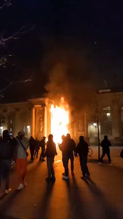 RT @siasatpk: Bordeaux town hall in France set on fire by protesters https://t.co/vt0QnXAq8y