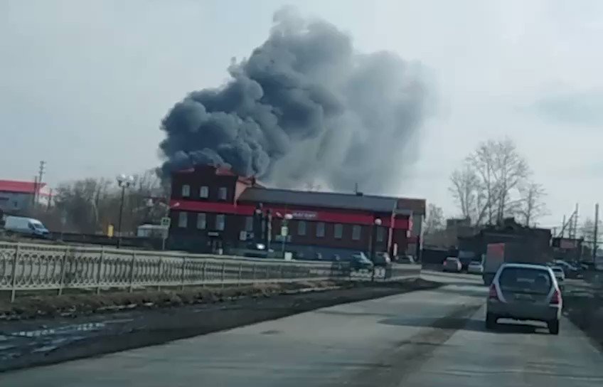 (翻訳)
エカテリンブルクのプラスチック工場の敷地内で強い火災が発生しました。火災面積は3,000平方メートルです。

ボクシングで例えるなら、火災はボディ打ちのような攻撃で、ジワジワと効いてきますよw  修復費用も痛いし、操業も止まるしw  あと掃除もエグい(*´з`)

#ウクライナ侵攻　#ロシア 