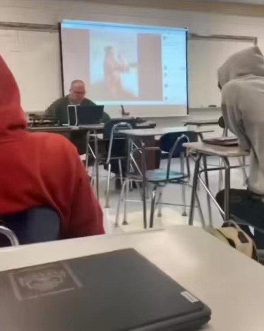 oh shit this teacher got horny during class and started scrolling through my pics💀😂 https://t.co/2Kn