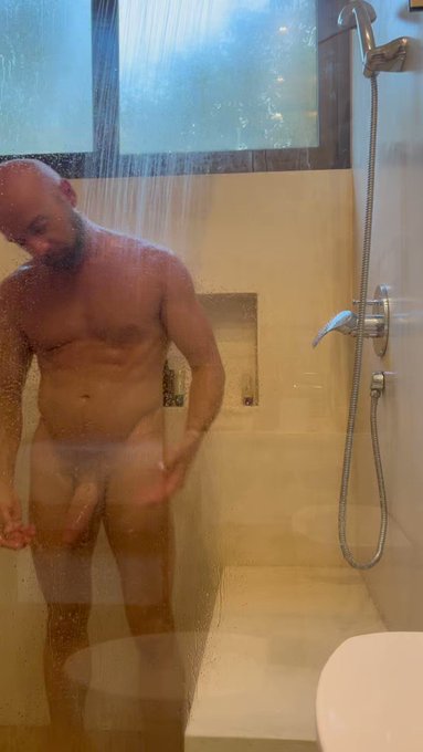 ⭐️Going LIVE on OnlyFans at 6pm⭐️
Come say hi, ask questions, or just sit back and watch me lather up