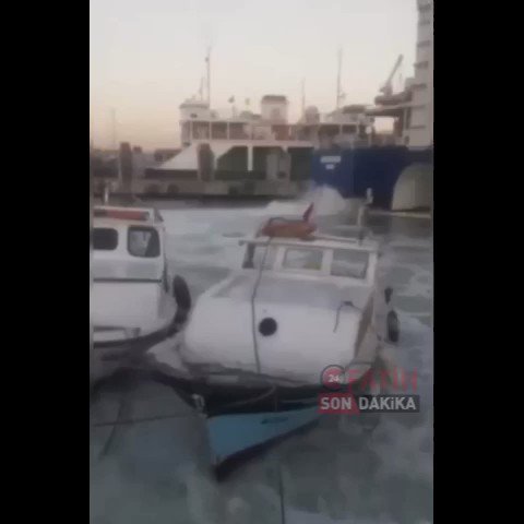 İstanbul'da feribotun dalgası tekneyi batırdı vatandaş böyle tepki gösterdi  - Gündem - AYKIRI haber sitesi