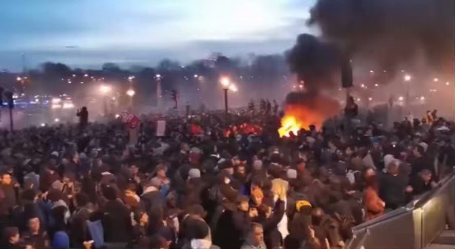 Das ist Widerstand. 
Das ist Einigkeit.
Das ist Recht. 
Das ist Freiheit.
Das ist Einheit.
Das ist eine Revolution. 
Das ist Frankreich.

Deutschland, schau hin.

#ViveLaFrance ❤️🇫🇷✊🏼 https://t.co/ejLbMGVzx9