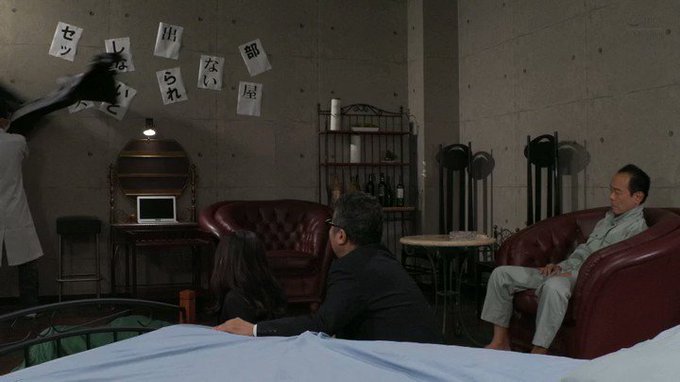 ザーメン20発溜めるまで出れない部屋に閉じ込められて…妻と性交を重ねても精子が足りず、一緒に閉じ込められてる絶倫オヤジに妻のカラダを貸し出す羽目になってしまった 岬さくら https://t.co/O1r5GFi4hH