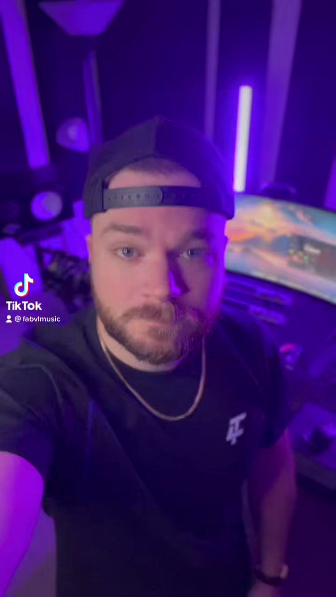 FabvL on Twitter "When u mess around and make a hit in your bedroom 🎶"