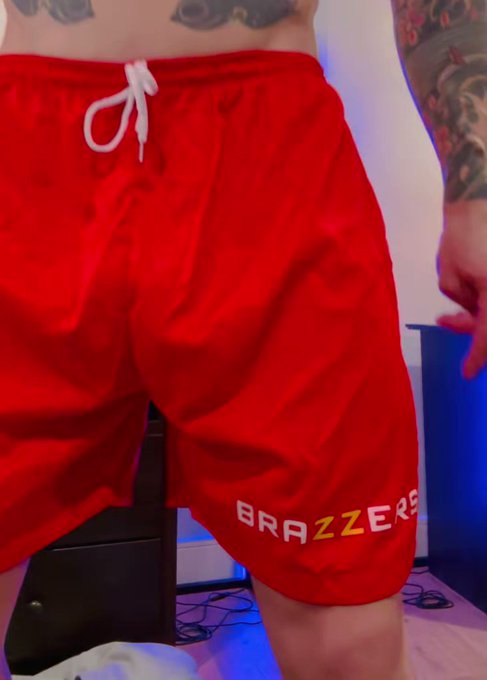 Digging the new fan they added in the @Brazzers board shorts. 👌🏻💯🔥🥖🇫🇷🍾 @officialzzstore https://t.co