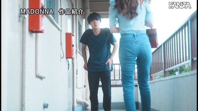 甘い囁きに流されるまま、僕は大学を留年するまで、人妻との巣篭もりSEXに溺れて…。 明里つむぎ https://t.co/TYpU1WSZ26