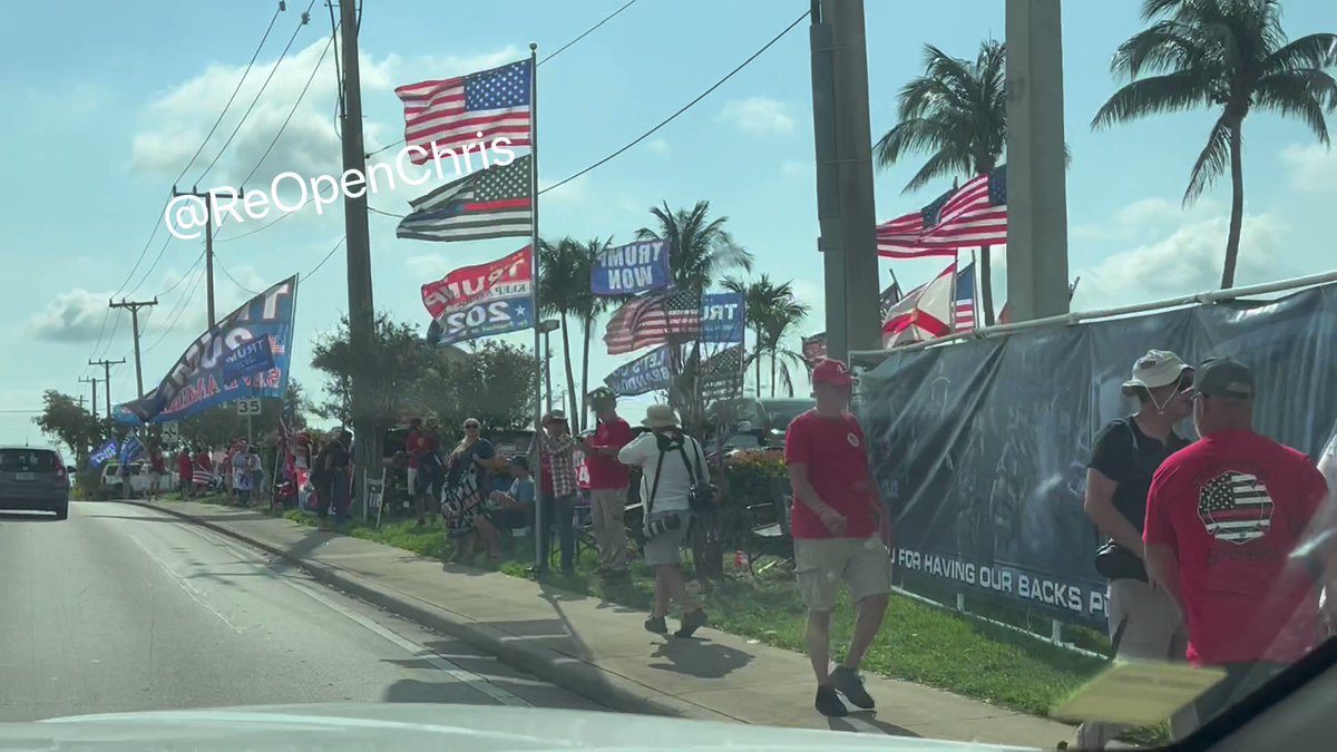 ジャストイン - ドナルド・トランプの支持者がフロリダ州ウェストパームビーチに集まり、彼は火曜日の罪状認否の前にニューヨークに飛ぶことが期待されている 