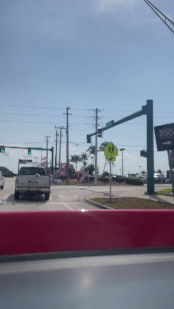 JUST IN：
トランプ大統領が
罪状認否のためニューヨークへ出発する準備のため、
マー・ア・ラゴ近くの通りにサポーターが
並び始めました。👍 